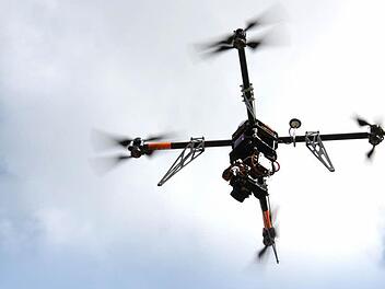 Bis zu 100 Meter hoch darf der Oktokopter steigen und Fotos schießen - vorausgsetzt, alle Vorschriften sind eingehalten. Foto: Simone Bastian