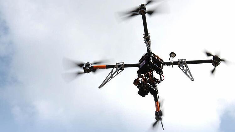 Bis zu 100 Meter hoch darf der Oktokopter steigen und Fotos schießen - vorausgsetzt, alle Vorschriften sind eingehalten. Foto: Simone Bastian