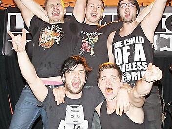 "Wir sind Sieger" freuten sich im vergangenen Jahr die Musiker der Kronacher Band "Ronzn und die Zauberschneckn" mit (hinten von links) Gitarrist Max Buckreus, Schlagzeuger Ron Liebold und Sänger André Völk sowie (vorne von links) Bassist Max Neder und Gitarrist Jan Stein.  Foto: Stephan Stöckel