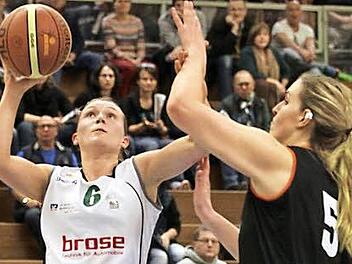 Die Bambergerin Mara M&uuml;nder (l.) war gegen die Rhein-Main Baskets II in ihrem Drang zum Korb kaum zu bremsen - 15 Punkte. Foto: sportpress