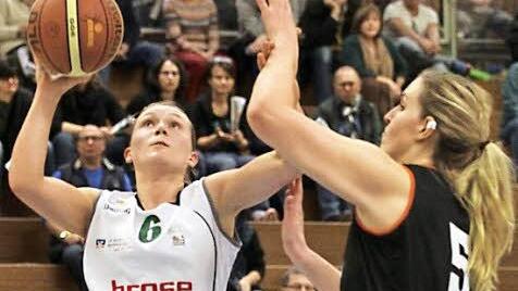 Die Bambergerin Mara M&uuml;nder (l.) war gegen die Rhein-Main Baskets II in ihrem Drang zum Korb kaum zu bremsen - 15 Punkte. Foto: sportpress
