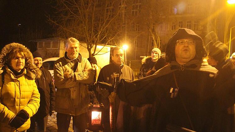 Mit großen Gesten erzählte Erich Olbrich von kopflosen Männern, die auf dem Weiher hinter der Oberen Schule mit Stangen nach einem verschwundenen Mädchen gesucht haben. Foto: Sonja Adam