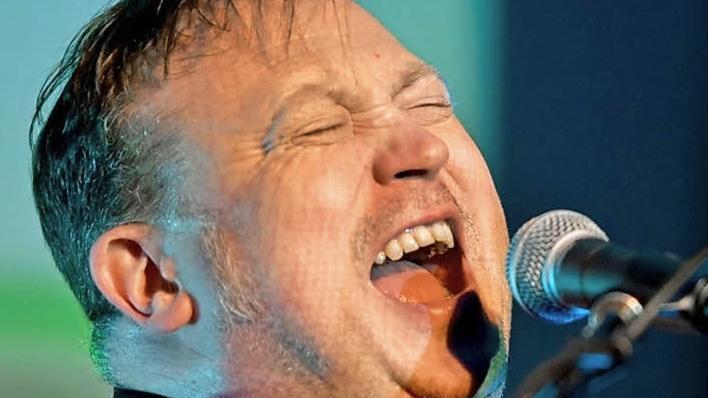 Schreit sich die Seele aus dem Leib: Jamie Clark, der ehemalige Bassist der "Pogues". Am 30. April spielt er in Burkersdorf im "TECnet Zentrum".  Foto: Stephane Harnisch