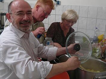Pfarrer Joan Vinyeta-Punti (links, mit Diakon Klaus Frank und Pfarrsekretärin Rosmarie Neidhardt ) wird aus Röttenbach abgezogen.  Foto: privat