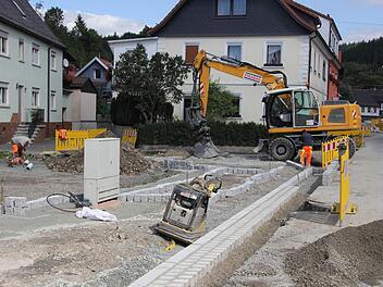 Die Arbeiten zum Ausbau der Ortsdurchfahrt Steinwiesen laufen auf Hochtouren.  Foto: Friedwald Schedel
