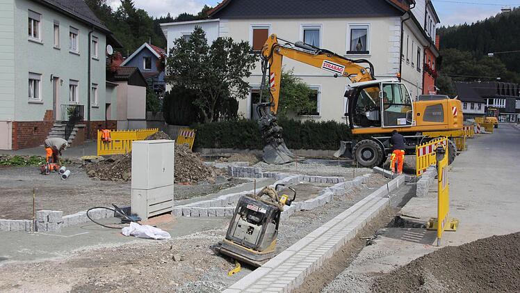 Die Arbeiten zum Ausbau der Ortsdurchfahrt Steinwiesen laufen auf Hochtouren.  Foto: Friedwald Schedel