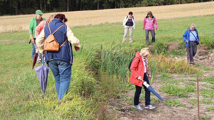 Vorsichtig ging es über den trockenen Weihergrund. Foto: Abdreas Dorsch