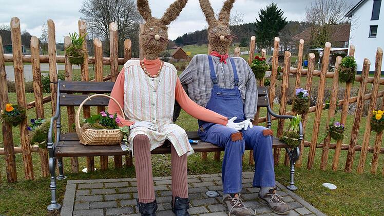 Dieses Hasenpaar sitzt in Waldfenster am Pfarrgemeindezentrum. Die Deko ist gestaltet vom Obst- und Gartenbauverein.  Foto: Kathrin Kupka-Hahn