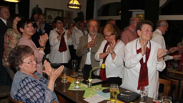 Ein halbes Jahrhundert hat Vitus Karg für den Chorgesang geopfert. Willmersreuth dankte ihmmit stehenden Ovationen. Foto: Sonja Adam