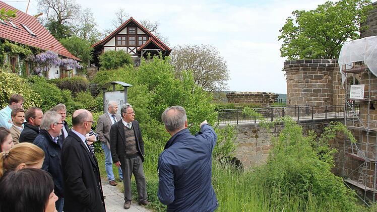 Bernhard Joos (rechts) erläutert die vollzogenen Maßnahmen.