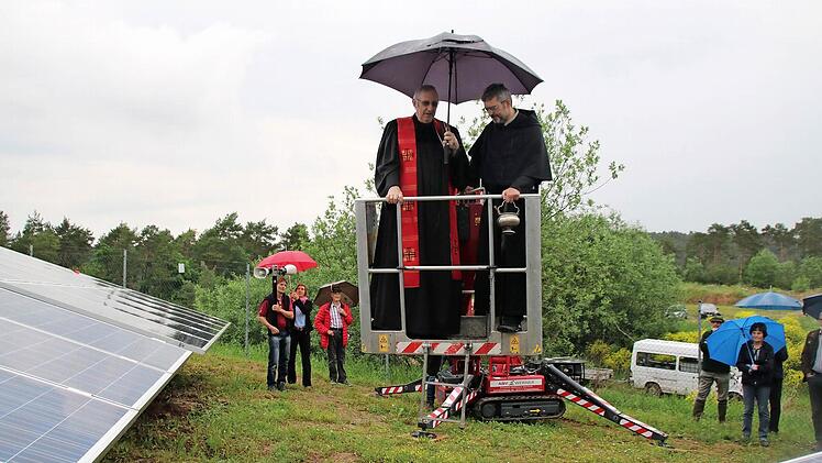 Für die Segnung der Anlage ließen sich Pfarrer Joachim Pennig und Pater Rudolf Götz in die Höhe fahren.