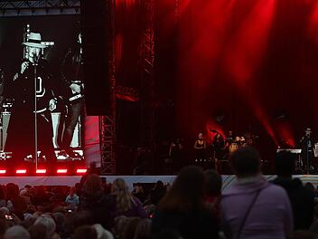 "Halt mich!": Sarah Connor begann am Freitagabend auf dem Schlossplatz mit deutschen Songs, erst etwas verhalten, steigerte dann aber das Tempo. Foto: Barbara Herbst