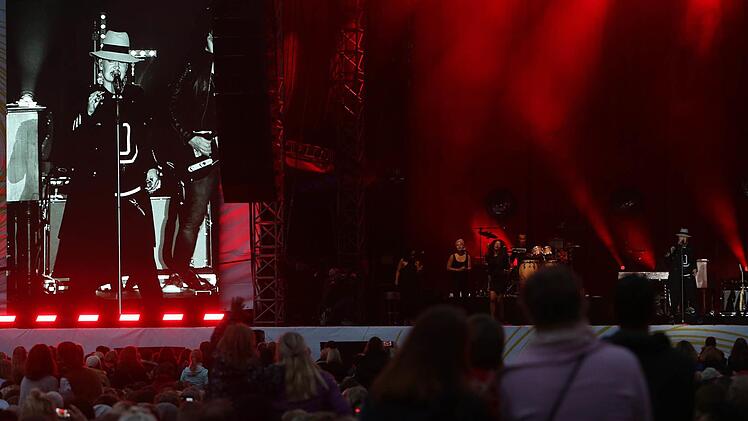 "Halt mich!": Sarah Connor begann am Freitagabend auf dem Schlossplatz mit deutschen Songs, erst etwas verhalten, steigerte dann aber das Tempo. Foto: Barbara Herbst