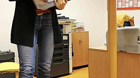 Alle Hände voll zu tun hatte Carolin Schuler in den letzten Tagen mit dem Verteilen der neuen Programme.  Foto: Ralf Kestel