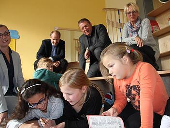 Lernen nebenbei: Ihre Hausaufgaben dürfen die Kinder machen, wann und wo sie wollen. Hauptsache, sie werden erledigt. Elisabeth Hirsch, Jörg Kunstmann, Henry Schramm und Elsbeth Oberhammer (von links) sind stolz auf die Arbeit im ökumenischen Kinderhort.  Foto: Katharina Müller-Sanke