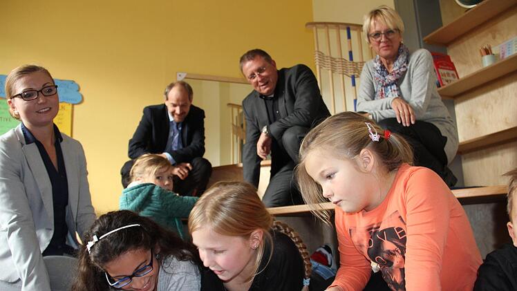 Lernen nebenbei: Ihre Hausaufgaben dürfen die Kinder machen, wann und wo sie wollen. Hauptsache, sie werden erledigt. Elisabeth Hirsch, Jörg Kunstmann, Henry Schramm und Elsbeth Oberhammer (von links) sind stolz auf die Arbeit im ökumenischen Kinderhort.  Foto: Katharina Müller-Sanke