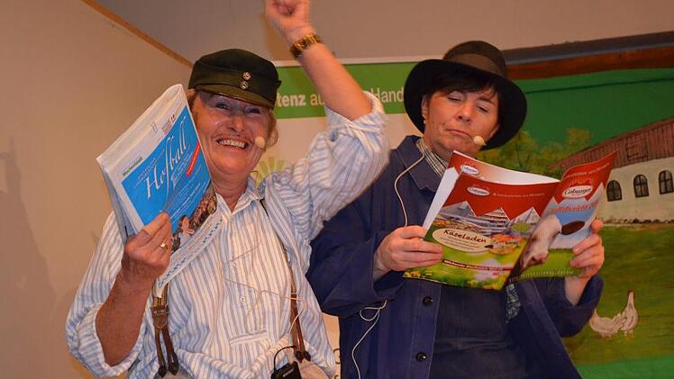 Flower Power und Bonanza: Heidi Bauersachs und Diana Schramm führen die Gäste mit Witz und Charme durch sieben Jahrzehnte Landfrauengeschichte. Foto: Gabi Bertram
