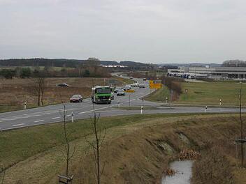 Die Kreisstraße ERH 16 kreuzt die B 470 versetzt: Vorne rechts die Abzweigung nach Adelsdorf, einige Meter weiter hinten geht es links nach Neuhaus. Der ganze Bereich wird umgebaut. Foto: Andreas Dorsch (Archiv)