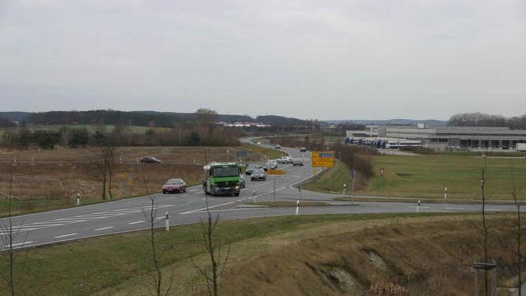 Die Kreisstraße ERH 16 kreuzt die B 470 versetzt: Vorne rechts die Abzweigung nach Adelsdorf, einige Meter weiter hinten geht es links nach Neuhaus. Der ganze Bereich wird umgebaut. Foto: Andreas Dorsch (Archiv)