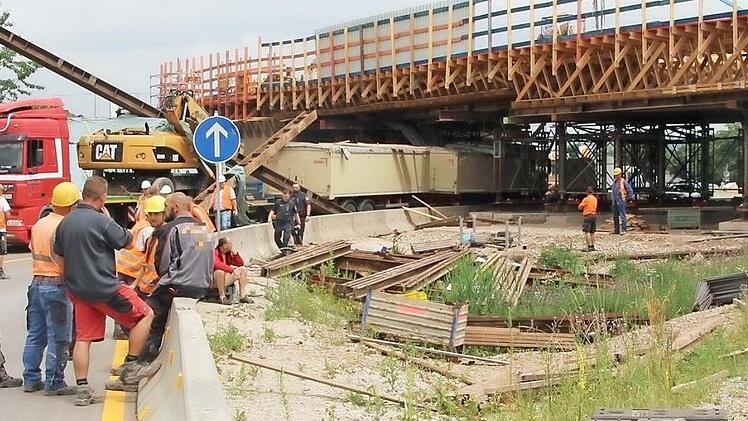 Zwei Lastwagen wurden von herabfallenden Brückenteilen getroffen: Zum Glück wurde bei diesem Unfall am 12. Juni niemand verletzt.  Foto: Archiv/Ronald Heck