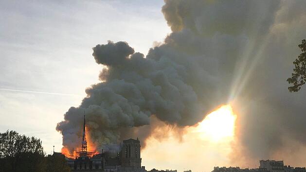 Rauch steigt von der brennenden Kathedrale Notre-Dame auf. Nach dem verheerenden Brand am Montagabend (15.04.2019) in der Pariser Kathedrale Notre-Dame sind die Flammen komplett gel&ouml;scht.  Doch eine Panne bei Youtube sorgt f&uuml;r Diskussionen. Foto: Oleg Cetinic/AP/dpa