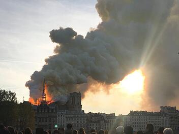 Rauch steigt von der brennenden Kathedrale Notre-Dame auf. Nach dem verheerenden Brand am Montagabend (15.04.2019) in der Pariser Kathedrale Notre-Dame sind die Flammen komplett gelöscht.  Doch eine Panne bei Youtube sorgt für Diskussionen. Foto: Oleg Cetinic/AP/dpa
