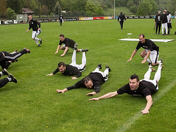 Mit dem 4:0-Heimsieg gegen die SG Kleintettau II/Buchbach war der Aufstieg perfekt. Die Steinberger Spieler feierten diesen mit einem Diver für ihre Zuschauer.  Foto: Heinrich Weiß
