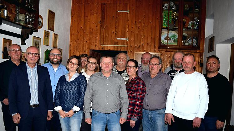 Im Bild die Gemeinderatskandidatinnen und Gemeinderatskandidaten des SPD-Ortsvereins Hochstadt mit ihrem B&uuml;rgermeisterkandidaten Joachim Schlesinger (Siebter von links), Altb&uuml;rgermeister Josef Stark sowie den Kreisvorstandsmitgliedern Frank Novotny und Sebastian M&uuml;ller (von links) sowie dem Vorsitzenden des SPD-Ortsvereins, Harald Zeulner (Vierter von rechts). Foto: Dieter Radziej
