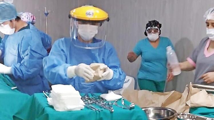 In den Kliniken wird hart und an der Grenze der Belastbarkeit gearbeitet.  Fotos: Fredy Lozano