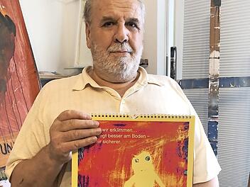 Georg Baier mit seinem neuen Kunstkalender  Foto: privat