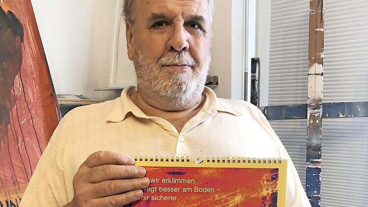 Georg Baier mit seinem neuen Kunstkalender  Foto: privat