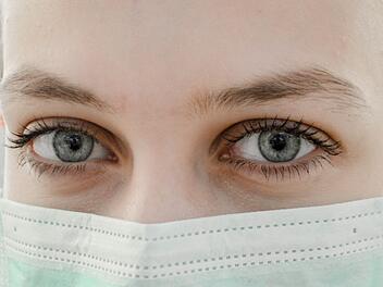 Symbolbild: Krankenschwester mit Maske
