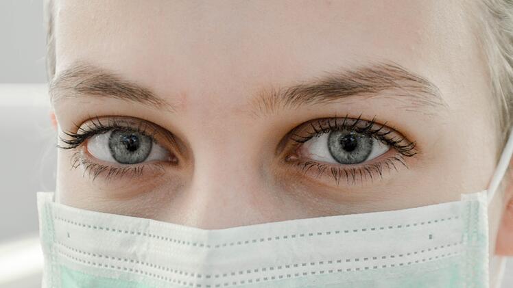 Symbolbild: Krankenschwester mit Maske