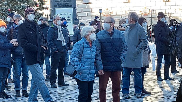 Zum ersten Mal seit Beginn der Proteste gegen die politischen Entscheidungen hat das lokale B&uuml;ndnis eine Gegenveranstaltung organisiert. Die Polizei sicherte die Veranstaltung ab.