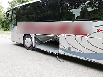 Iphofen: Transporter kracht gegen Bus - mehrere Schüler verletzt