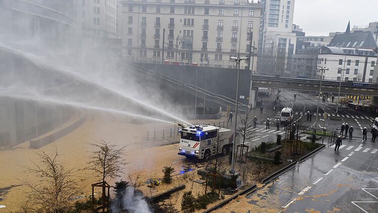 Wasserwerfereinsatz in Brüssel