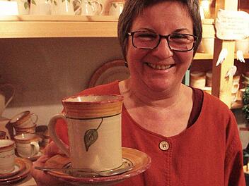 Ulrike Kunzmann serviert die Getränke in selbstgefertigten Tassen.