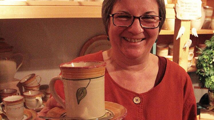 Ulrike Kunzmann serviert die Getränke in selbstgefertigten Tassen.