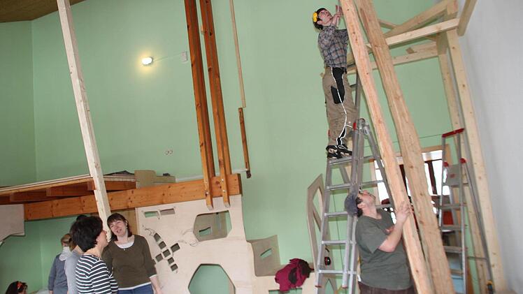 Die Pfosten für das "Baumhaus" werden aufgestellt.