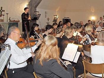 Mit dem Konzert G-Dur von Johann Christoph Schultze wagte sich Solistin Tomke Krüger (links, Altblockflöte) beim Konzert des Kulmbacher Kammerorchesters in der Kreuzkirche als erstes ins Rampenlicht. Fotos: Sonja Adam