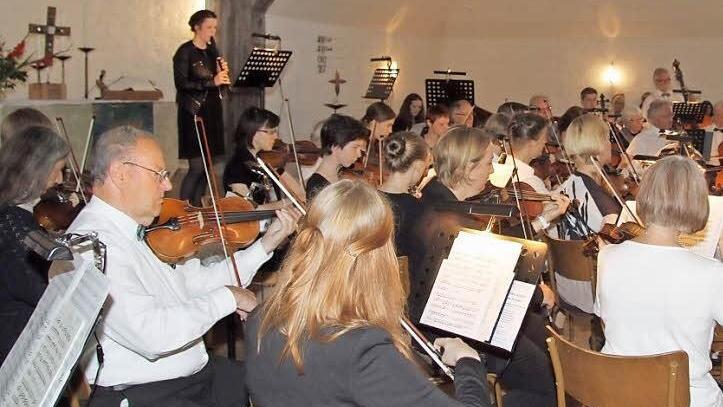 Mit dem Konzert G-Dur von Johann Christoph Schultze wagte sich Solistin Tomke Krüger (links, Altblockflöte) beim Konzert des Kulmbacher Kammerorchesters in der Kreuzkirche als erstes ins Rampenlicht. Fotos: Sonja Adam
