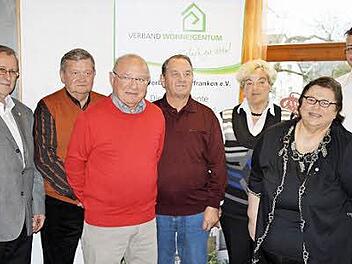 Bezirksvorsitzende Hans-Jürgen Amend (links), Kreisvorsitzender Alexander Blessinger und Vorsitzende Ilona Schramm (von rechts) mit den geehrten Mitgliedern der Siedlergemeinschaft. Foto: Astrid Hess