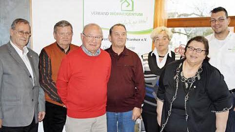 Bezirksvorsitzende Hans-Jürgen Amend (links), Kreisvorsitzender Alexander Blessinger und Vorsitzende Ilona Schramm (von rechts) mit den geehrten Mitgliedern der Siedlergemeinschaft. Foto: Astrid Hess