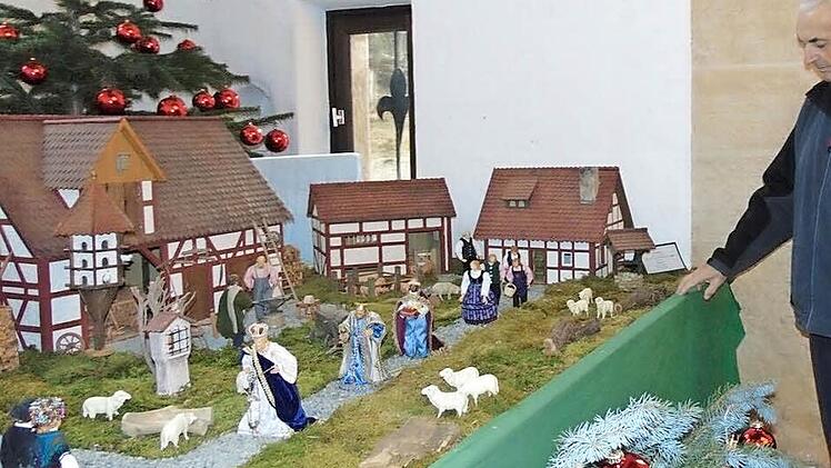 Mit kritischem, aber sicherlich auch zufriedenem Blick betrachtet Karl Kraus eine seiner selbst gebauten Krippen.  Fotos: Petra Malbrich