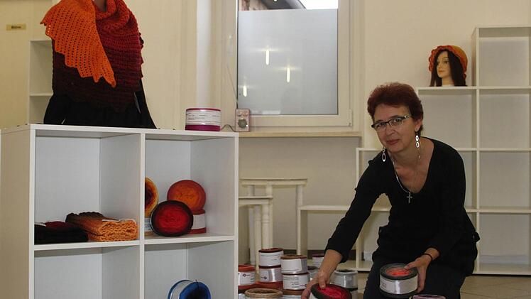 Mit der kunterbunten Verlaufswolle begann die Idee vom eigenen Laden: Derzeit räumt Sabine Kaim ihr Lädchen im Kressenstein ein - und sucht noch weitere kreative Menschen, die ebenfalls ihre selbstgemachten Dinge verkaufen möchten.