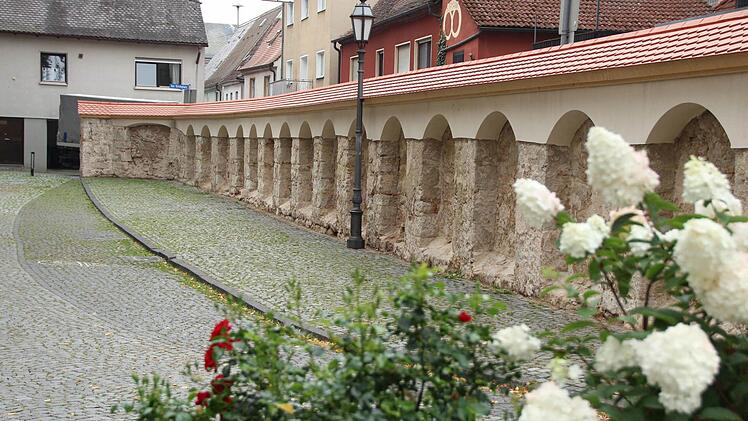 Am Kirchplatz hat die Mauer bereits ein neues Dach bekommen. Foto: Andreas Dorsch