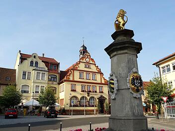 Bad Rodachs Mitte mit Rathaus, Markt und Brunnen: Hier versprach sich die Stadt mittels Veranstaltungen und Konzerten Belebung und Verkehrsberuhigung gleichermaßen. "Musik am Markt" war aber nicht so gut besucht, wie sich die Verantwortlichen das gewünscht hätten. Archivfoto: Jochen Berger