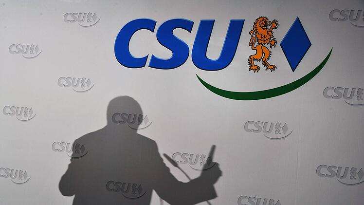 Horst Seehofer hat bei den Einigungsgesprächen mit der Schwesternpartei CDU das Gesicht gewahrt. Sind es Schattenspiele? Peter Kneffel, dpa