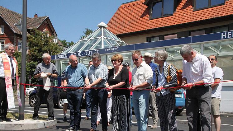 Höchst offiziell: Das rote Band wird durchschnitten. Foto: Ulrike Müller