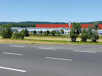 So soll das geplante Hochregallager (vom FT rot gekennzeichnet) von der Bundesstra&szlig;e 279 aus optisch wirken. Uniwell-Vertreter haben diese Computer-Darstellung bei der Versammlung am Dienstag vorgelegt, um die Ausma&szlig;e aus Sicht der Firma geradezur&uuml;cken. Die Animation sei aufgrund amtlicher H&ouml;henangaben erstellt und halte jeder Pr&uuml;fung stand, sagten sie. Zuvor hatte die B&uuml;rgerinitiative eine eigene Grafik ver&ouml;ffentlicht, in der das geplante Geb&auml;ude laut Uniwell zu gro&szlig;dimensioniert dargestellt...